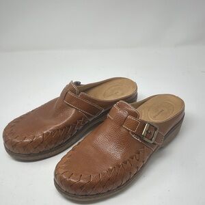 Brioso Jordyn Leather Clogs size 8M